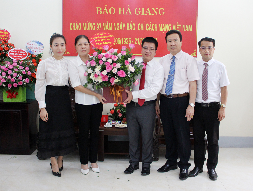 Lãnh đạo huyện Quang Bình tặng hoa chúc mừng
