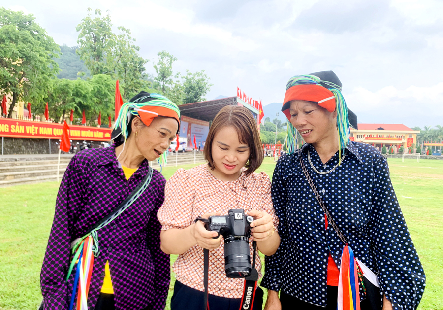 Nhà báo Biện Luân, Báo Hà Giang với người dân xã Quảng Ngần (Vị Xuyên).                                                                                        Ảnh: PV