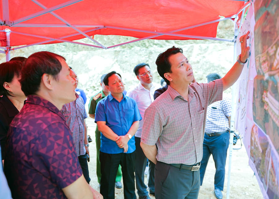Bí thư Tỉnh ủy Đặng Quốc Khánh cùng đoàn công tác kiểm tra bản đồ xây dựng dự án tái định cư thị trấn Cốc Pài (Xín Mần).
