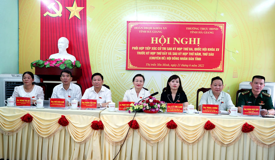 Đoàn ĐBQH tỉnh và HĐND tỉnh TXCT sau kỳ họp thứ 3 tại thị trấn Yên Minh.

