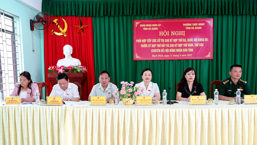 Đoàn ĐBQH tỉnh TXCT sau Kỳ họp thứ 3 tại xã Bạch Đích, huyện Yên Minh.
