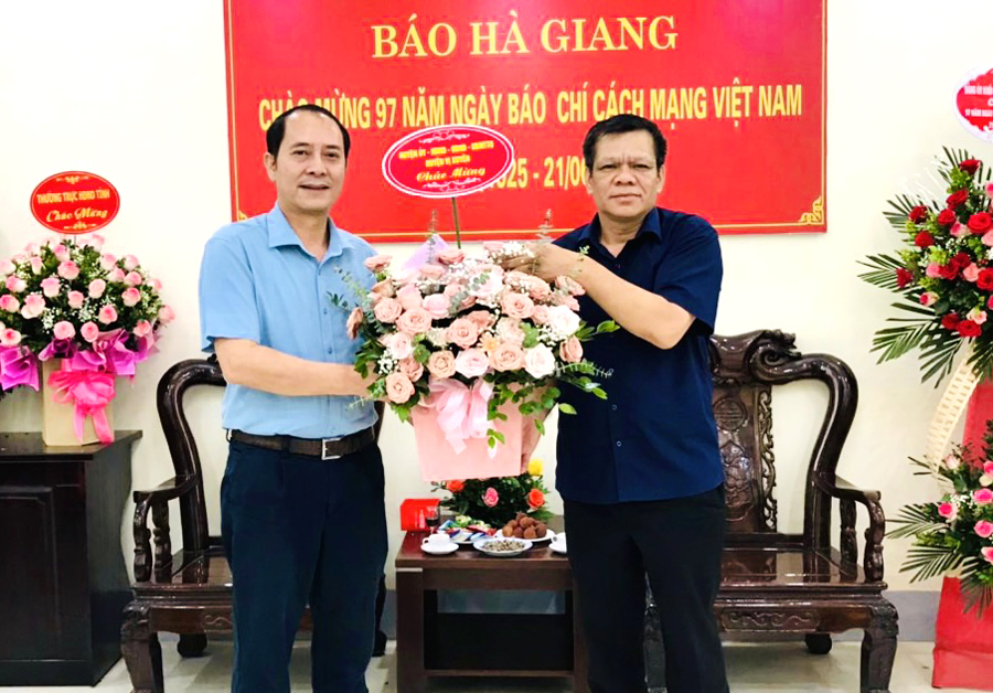 Lãnh đạo huyện Vị Xuyên tặng hoa chúc mừng Báo Hà Giang
