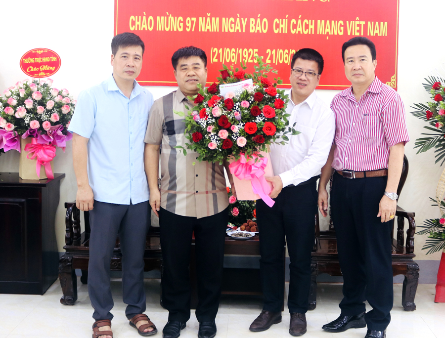 Văn phòng điều phối Chương trình mục tiêu Quốc gia xây dựng NTM tỉnh tặng hoa chúc mừng Báo Hà Giang
