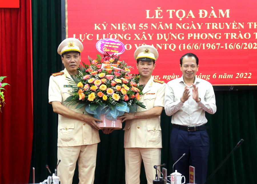 Phó Chủ tịch UBND tỉnh Trần Đức Quý tặng hoa chúc mừng lực lượng Xây dựng phong trào toàn dân bảo vệ ANTQ của tỉnh.