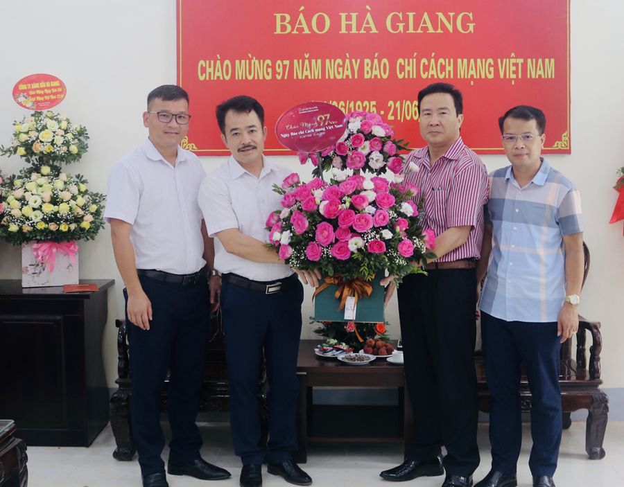 Agribank chi nhánh tỉnh Hà Giang tặng hoa chúc mừng Báo Hà Giang