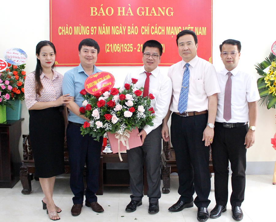 Chi nhánh Bưu chính Viettel Hà Giang chúc mừng Báo Hà Giang