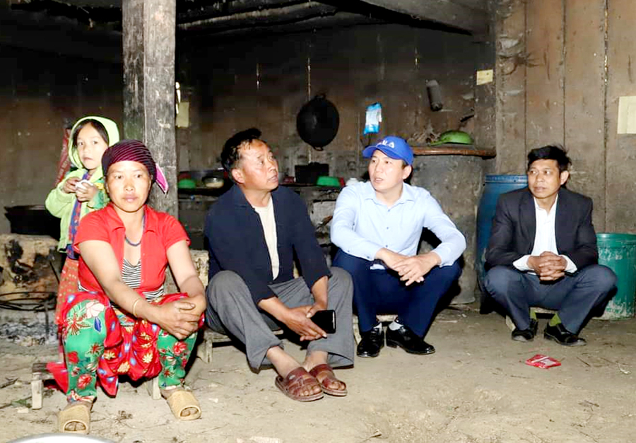 Lãnh đạo huyện Mèo Vạc tuyên truyền, vận động người dân xã Sơn Vĩ (Mèo Vạc) xóa bỏ hủ tục.