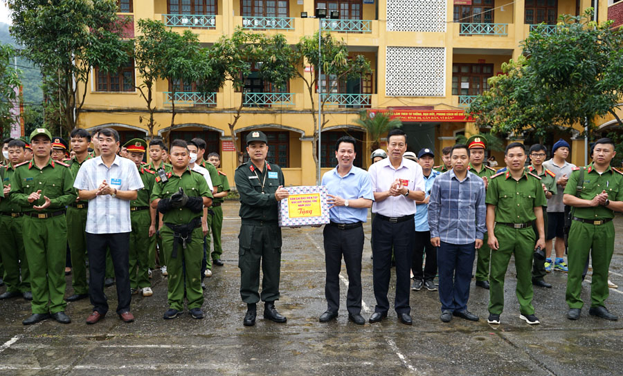 Bí thư Tỉnh ủy Đặng Quốc Khánh và Chủ tịch UBND tỉnh Nguyễn Văn Sơn tặng quà động viên lực lượng tham gia thực binh A2.
