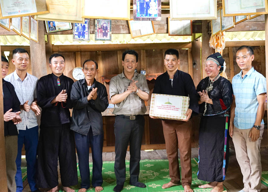 Bí thư Tỉnh ủy Đặng Quốc Khánh thăm hỏi, tặng quà một số gia đình liệt sỹ, nghệ nhân dân gian tại thôn Na Chăn, xã Nấm Dẩn (Xín Mần).
