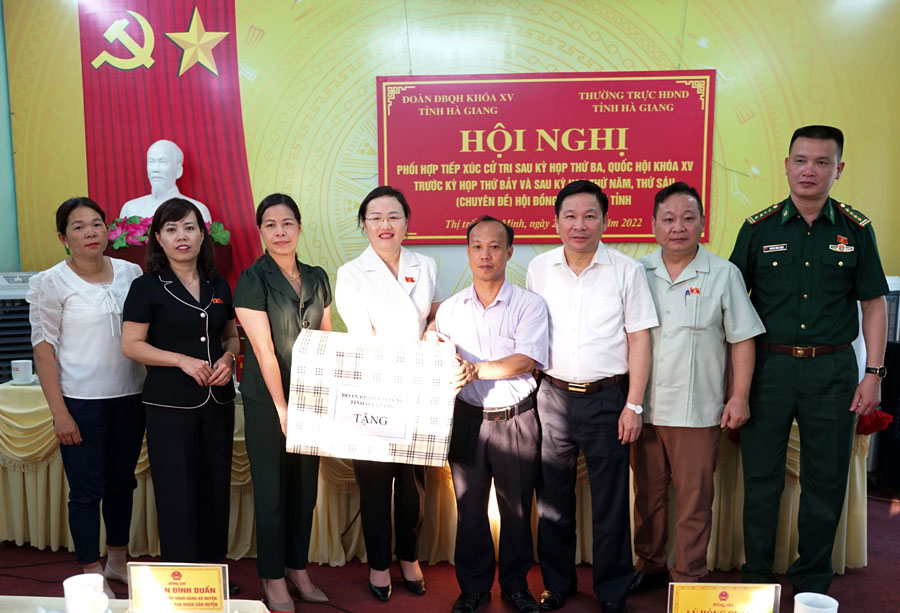 Đoàn ĐBQH tỉnh tặng quà thị trấn Yên Minh (Yên Minh).
