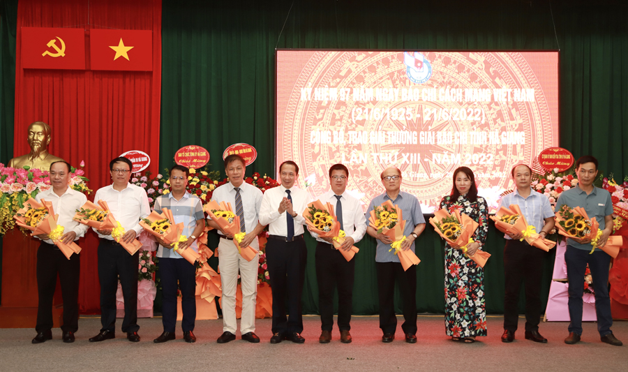 Phó Chủ tịch UBND tỉnh Trần Đức Quý tặng hoa thành viên Hội đồng Chung khảo
