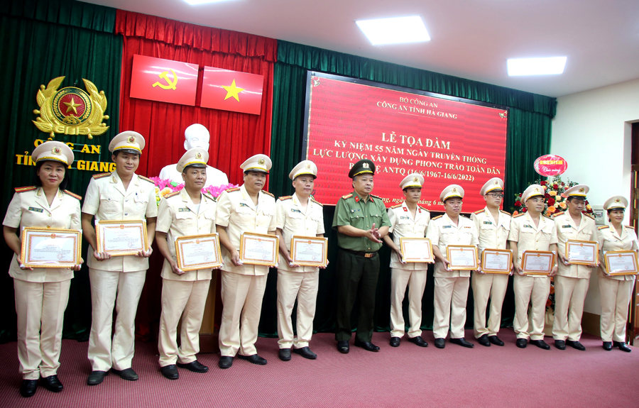 Giám đốc Công an tỉnh Phan Huy Ngọc trao Giấy khen cho các cá nhân có thành tích xuất sắc trong đợt thi đua chào mừng Kỷ niệm 55 năm Ngày truyền thống lực lượng Xây dựng phong trào toàn dân bảo vệ ANTQ.