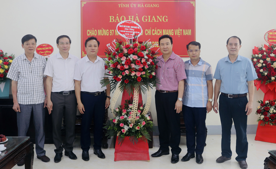 Đảng uỷ Khối Cơ quan - Doanh nghiệp tỉnh tặng hoá chúc mừng Báo Hà Giang