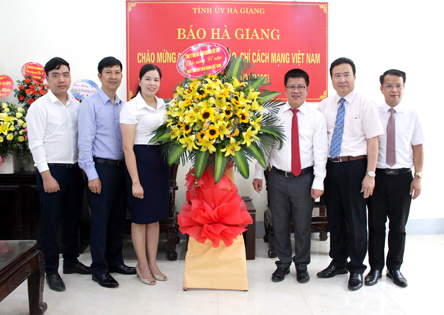 Công ty Bảo hiểm Prudential chúc mừng Báo Hà Giang