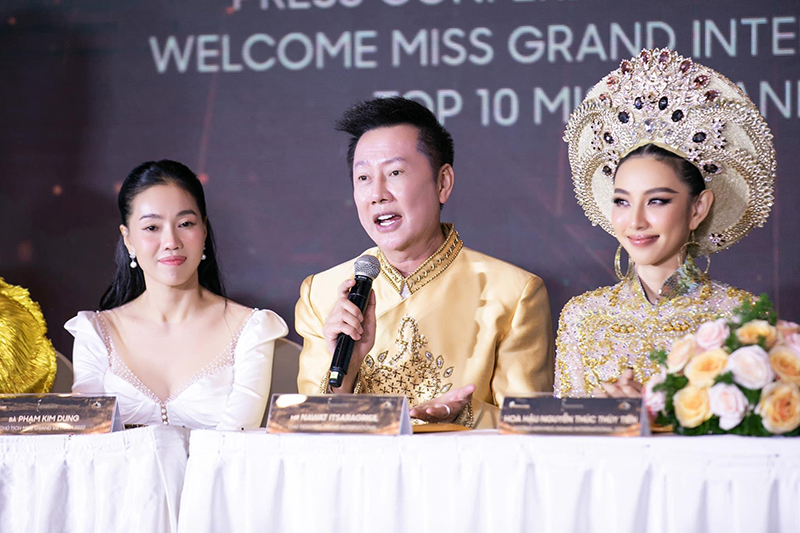 Ông Nawat (ở giữa) - Chủ tịch Miss Grand Intenational, công bố trên fanpage chính thức của cuộc thi