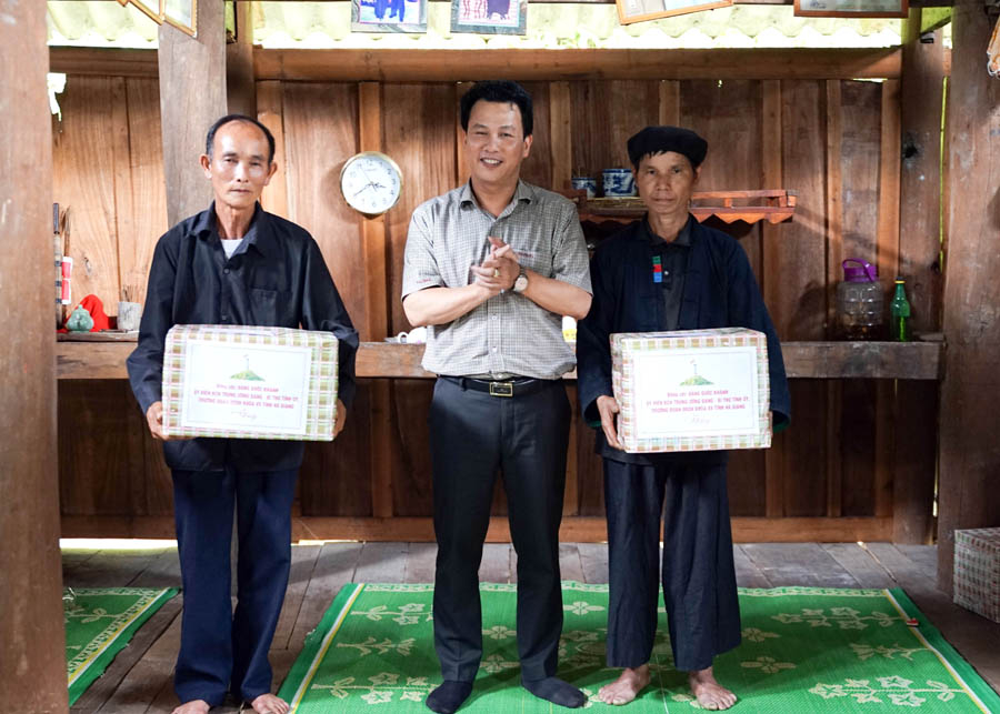 Bí thư Tỉnh ủy Đặng Quốc Khánh thăm hỏi, tặng quà một số hộ gia đình liệt sỹ tại thôn Na Chăn, xã Nấm Dẩn (Xín Mần).

