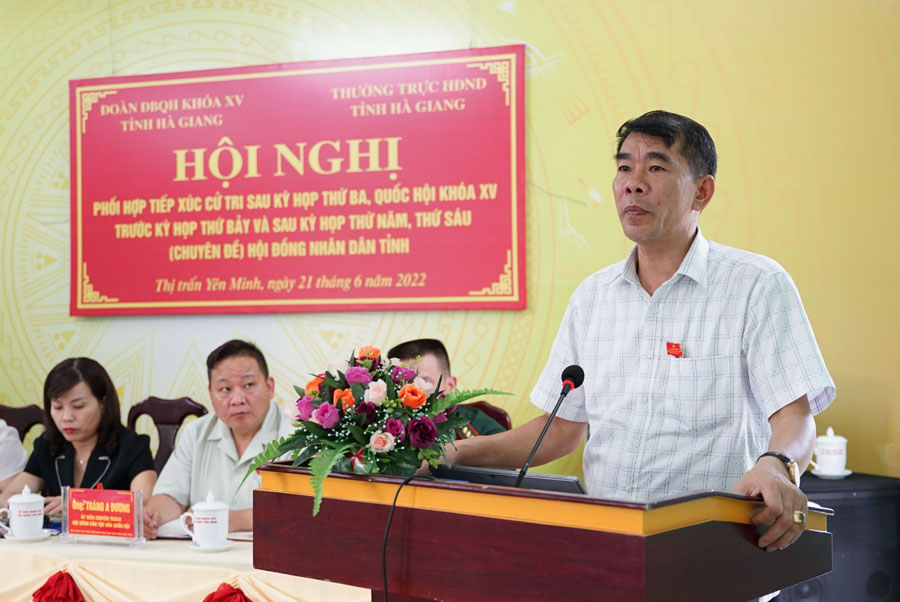 Bí thư Huyện ủy Yên Minh Ngô Xuân Nam giải trình một số kiến nghị của cử tri tại buổi TXCT thị trấn Yên Minh.
