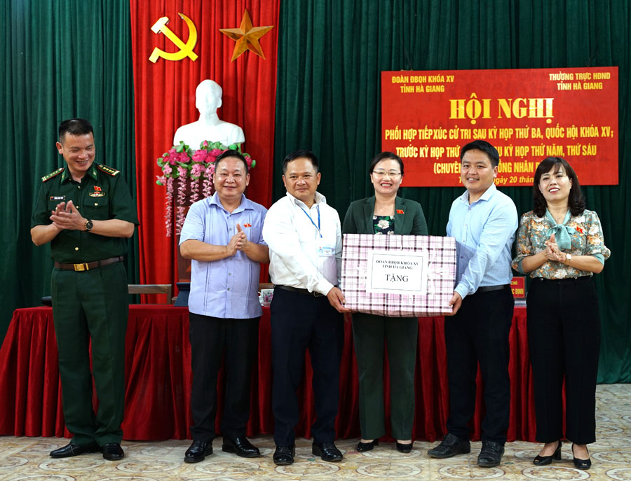 Đoàn ĐBQH tỉnh tặng quà xã Tùng Vài (Quản Bạ).
