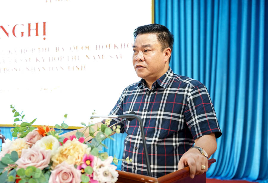 Phó Chủ tịch Thường trực UBND tỉnh Hoàng Gia Long giải trình các kiến nghị của cử tri huyện Xín Mần.
