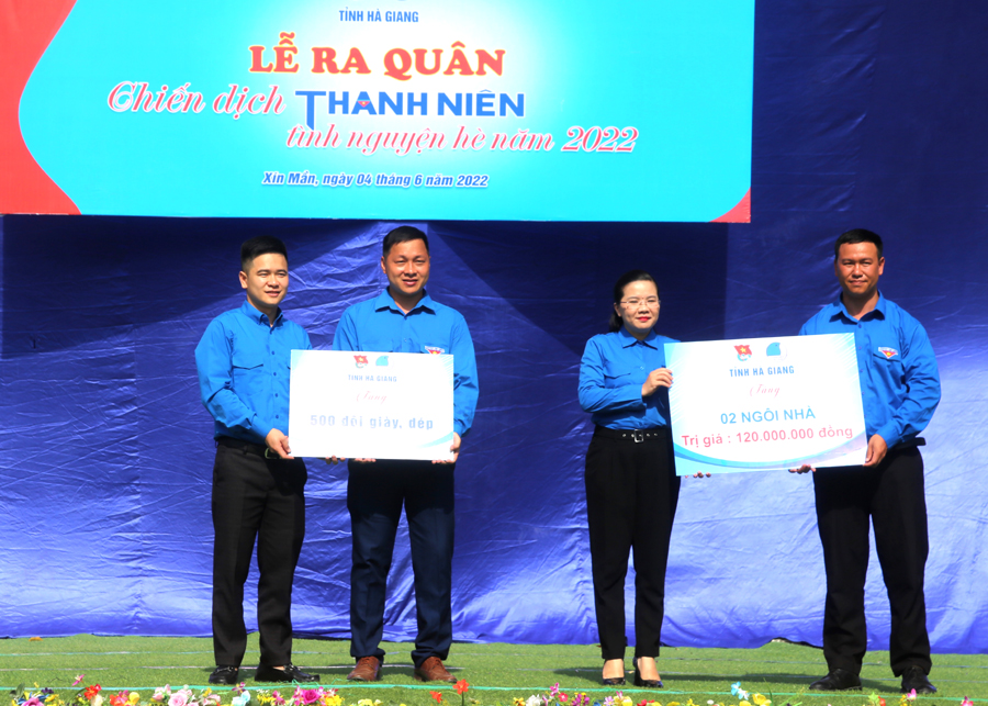 Tỉnh đoàn Hà Giang trao tặng 120 triệu đồng hỗ trợ xây dựng 2 căn nhà cho gia đình chính sách ở huyện Xín Mần và trao tặng Huyện đoàn Xín Mần 500 đôi giày, dép.