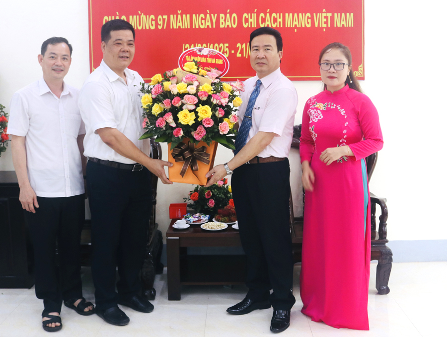 Toà án nhân dân tỉnh tặng hoa chúc mừng Báo Hà Giang
