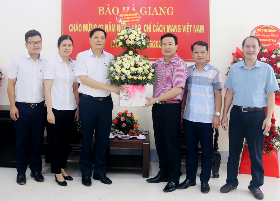 Công ty Xăng dầu Hà Giang tặng hoa chúc mừng Báo Hà Giang