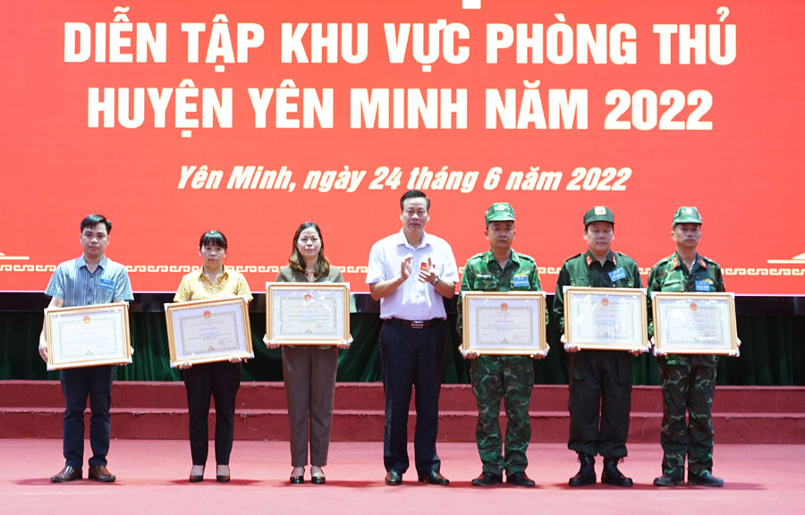 Chủ tịch UBND tỉnh Nguyễn Văn Sơn trao Bằng khen cho các cá nhân có thành tích xuất sắc trong diễn tập KVPT huyện Yên Minh năm 2022.
