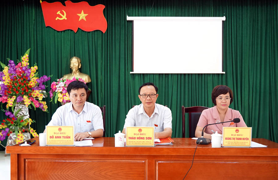 Các đại biểu HĐND tỉnh chủ trì buổi TXCT xã Minh Tân 
