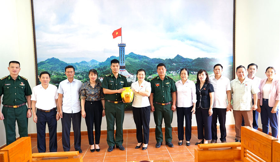 Đoàn ĐBQH tỉnh tặng quà cán bộ, chiến sỹ Đồn Biên phòng Bạch Đích (Yên Minh).
