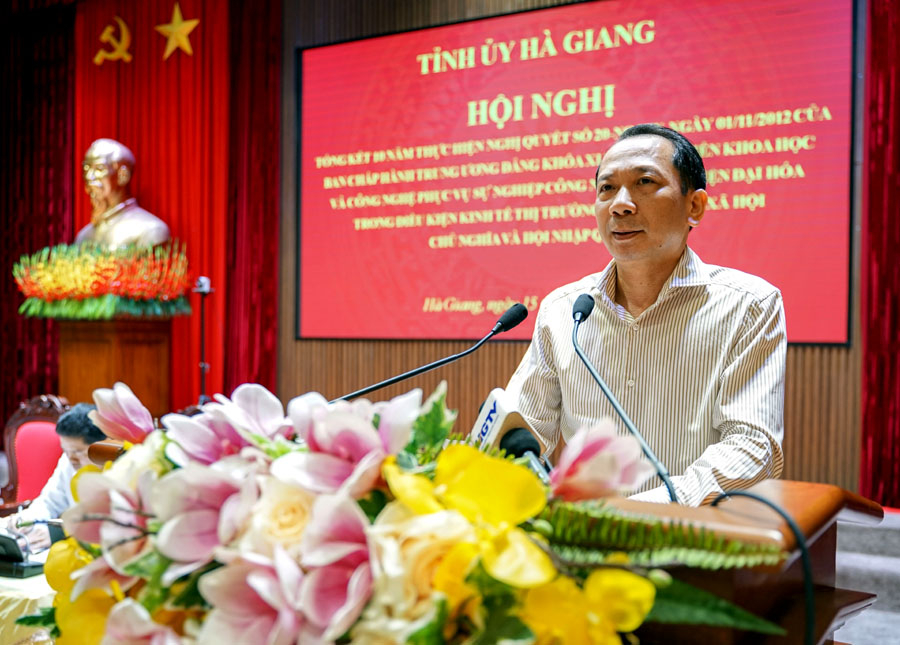 Phó Chủ tịch UBND tỉnh Trần Đức Quý phát biểu tại hội nghị.
