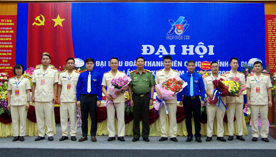 Lãnh đạo Công an tỉnh và Tỉnh đoàn tặng hoa chúc mừng đoàn đại biểu tham dự Đại hội đại biểu Đoàn TNCS Hồ Chí Minh tỉnh Hà Giang, nhiệm kỳ 2022 – 2027.
