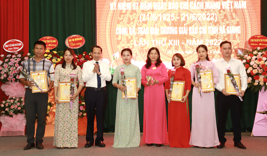 Phó Chủ tịch Thường trực HĐND tỉnh Chúng Thị Chiên và Phó Chủ tịch UBND tỉnh Trần Đức Quý tặng hoa, chứng nhận cho các tác giả đoạt giải A