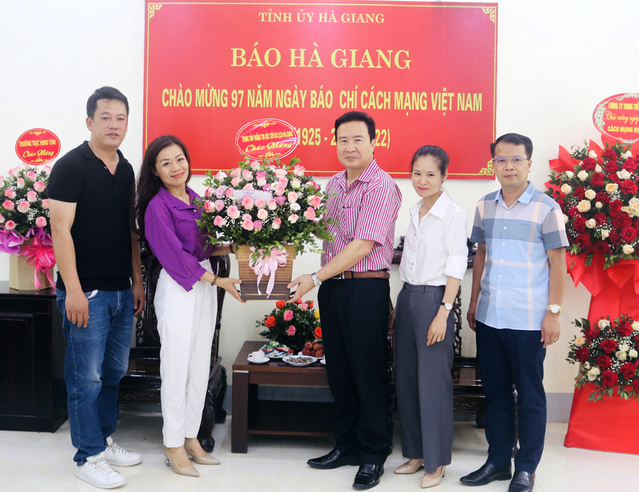 Trung tâm Thông tin và Xúc tiến du lịch Hà Giang tặng hoa chúc mừng Báo Hà Giang