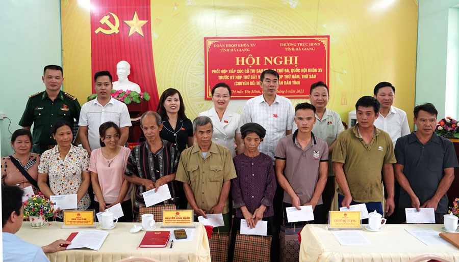 Công ty TNHH Tư vấn xây dựng 568 HG tặng quà một số hộ gia đình khó khăn trên địa bàn thị trấn Yên Minh.
