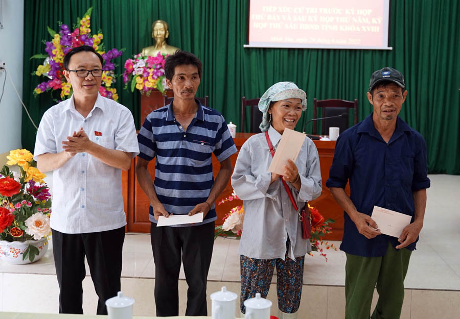 Phó Bí thư Tỉnh ủy, Chủ tịch HĐND tỉnh Thào Hồng Sơn tặng quà một số hộ nghèo trên địa bàn xã Minh Tân
