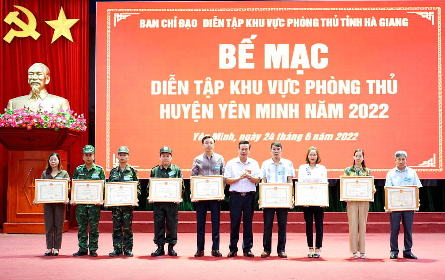 Chủ tịch UBND tỉnh Nguyễn Văn Sơn trao Bằng khen cho các tập thể có thành tích xuất sắc trong diễn tập KVPT huyện Yên Minh năm 2022.
