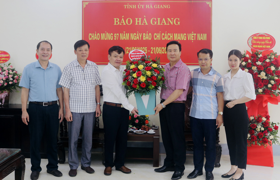 Huyện uỷ - HĐND - UBND - UBMTTQ huyện Mèo Vạc tặng hoa chúc mừng Báo Hà Giang