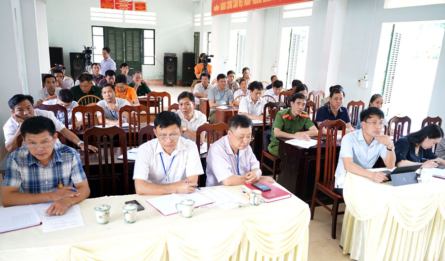 Phó Bí thư Thường trực Tỉnh ủy, Chủ tịch HĐND tỉnh Thào Hồng Sơn phát biểu tại buổi TXCT xã Kim Linh (Vị Xuyên).
