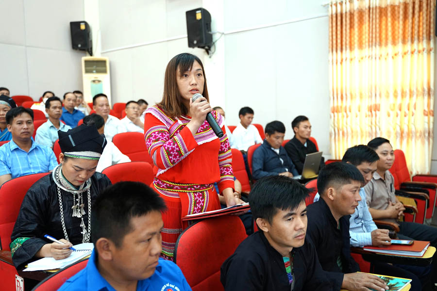 Đại diện cử tri huyện Xín Mần trình bày ý kiến tại hội nghị.
