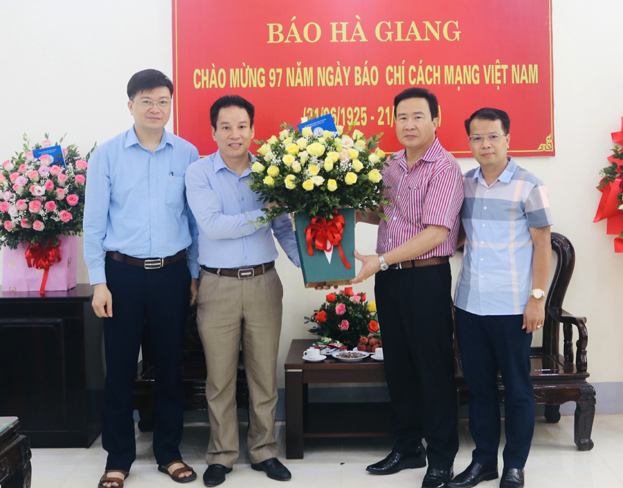 Lãnh đạo Sở Giáo dục và Đào tạo tặng hoa chúc mừng Báo Hà Giang