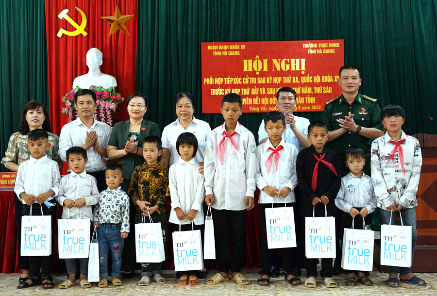 Đại diện Tập đoàn TH True milk tặng quà học sinh nghèo vượt khó trên địa bàn xã Tùng Vài (Quản Bạ).
