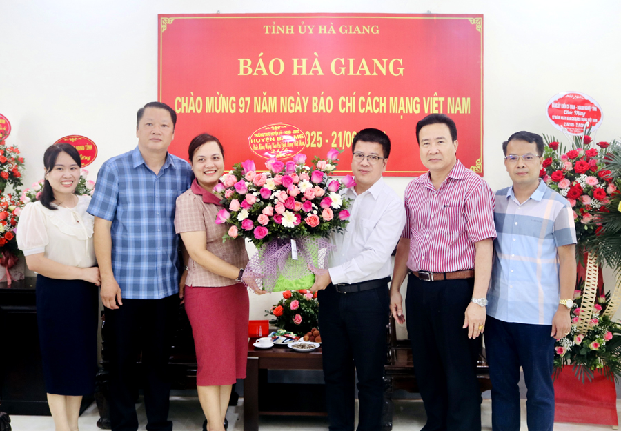 Lãnh đạo huyện Bắc Mê tặng hoa chúc mừng Báo Hà Giang
