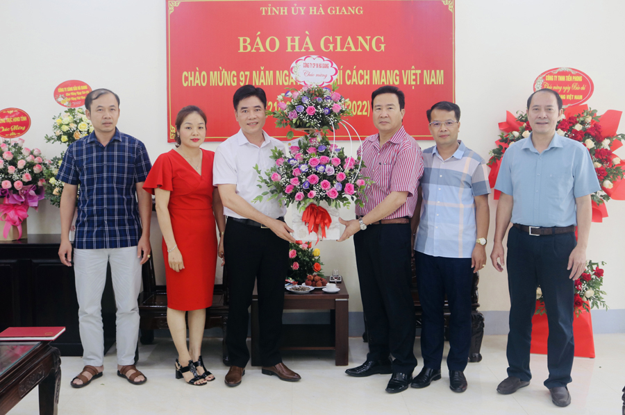Công ty Cổ phần In Hà Giang tặng hoa chúc mừng Báo Hà Giang