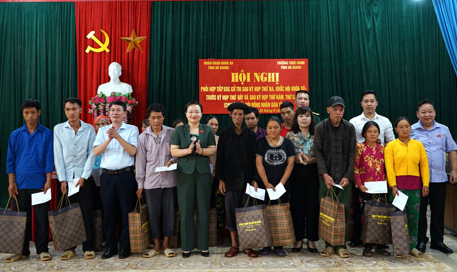 Đoàn ĐBQH tỉnh tặng quà một số hộ gia đình khó khăn trên địa bàn xã Tùng Vài (Quản Bạ).