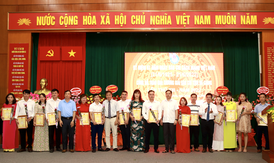Lãnh địa Ban Tuyên giáo Tỉnh ủy, Ban Dân vận Tỉnh ủy, Hội Nhà báo tỉnh và Báo Hà Giang tặng hoa, chứng nhận cho các tác giả đoạt giải C
