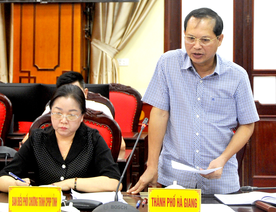 Chủ tịch UBND thành phố Hà Giang Nguyễn Danh Hùng báo cáo công tác bồi thường, giải phóng mặt bằng các dự án đầu tư trên địa bàn.
