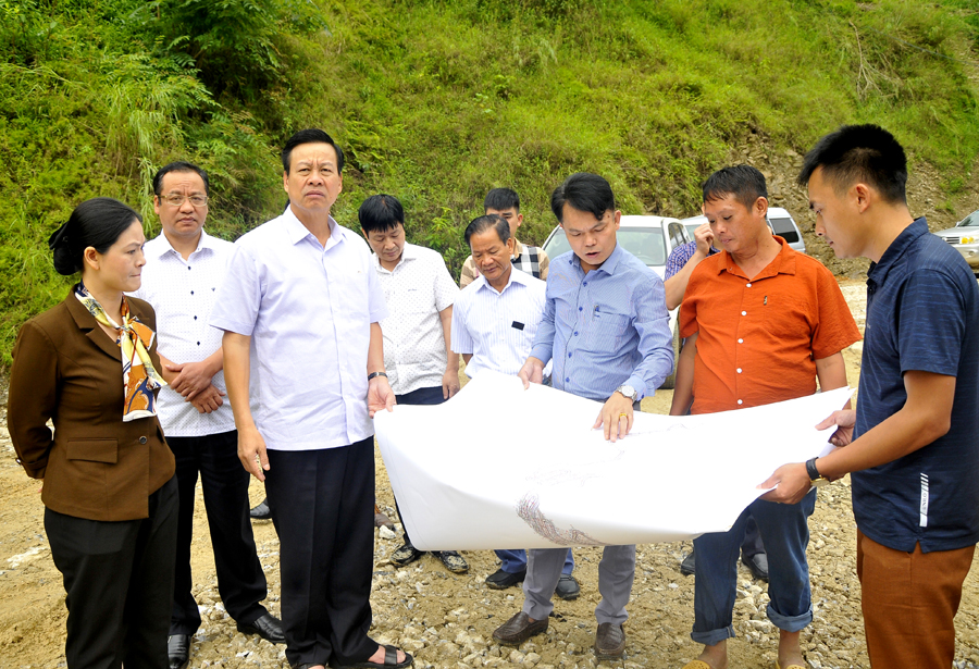 Chủ tịch UBND tỉnh Nguyễn Văn Sơn kiểm tra bản vẽ tuyến đường từ xã Pả Vi đi Mốc 456.
