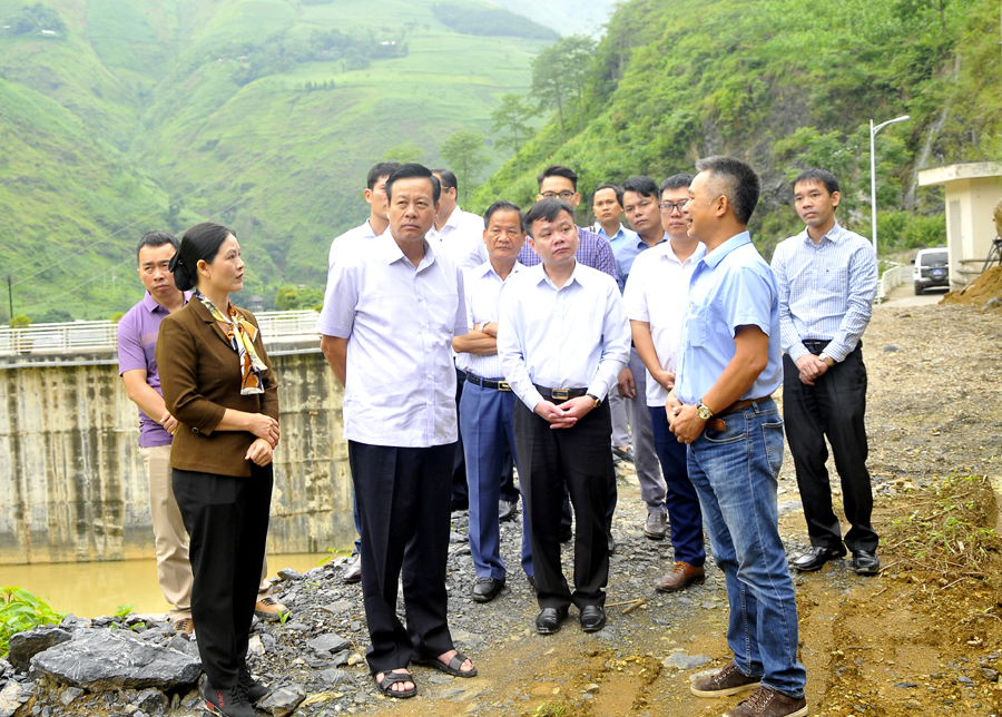 Chủ tịch UBND tỉnh Nguyễn Văn Sơn kiểm tra công tác chuẩn bị tái đánh giá Công viên Địa chất tại khu vực lòng hồ thủy điện Nho Quế 1.