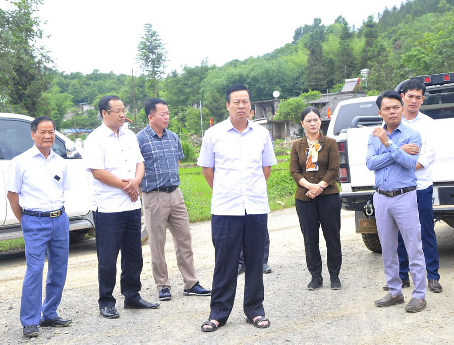 Chủ tịch UBND tỉnh Nguyễn Văn Sơn kiểm tra tiến độ dự án mở rộng, nâng cấp tuyến đường từ xã Pả Vi đi Mốc 456 thuộc địa bàn xã Xín Cái.
