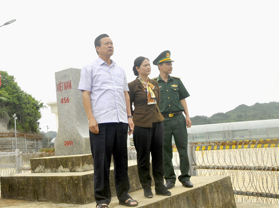 Chủ tịch UBND tỉnh Nguyễn Văn Sơn kiểm tra việc xây dựng quanh khu vực Mốc 456.
